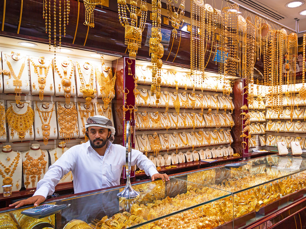 Dubai nổi tiếng với sự xa hoa, tại đây vàng được bày bán như rau ngoài chợ. Thậm chí còn có cả cây ATM rút vàng